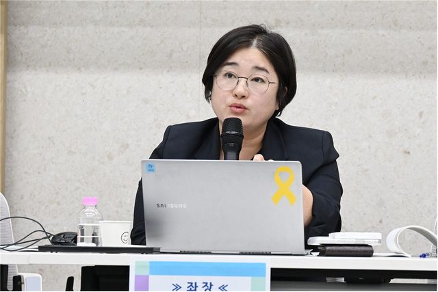 김계순 김포시의회 의장이 6일 시의회 브리핑룸에서 열린 '민선 9기 김포시 지속협 복원을 위한 정책토론회'에서 좌장을 맡아 토론회를 진행하고 있다. (사진 = 김계순 의장 제공)