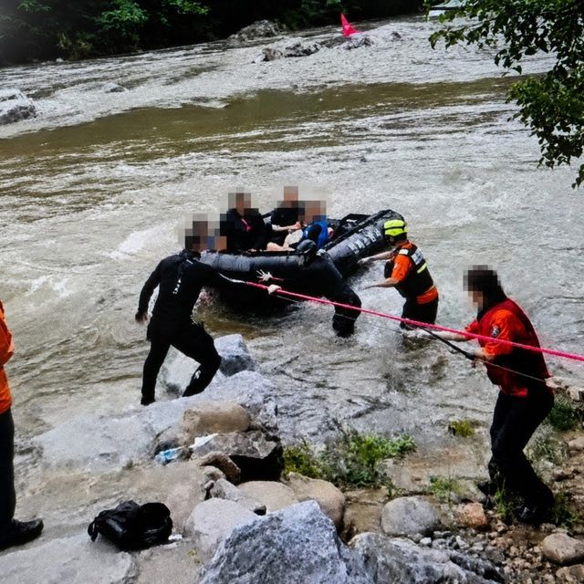 8일 오전 강원 인제 북면 용대리 계곡에서 소방당국이 고립된 피서객을 구조하고 있다. (사진=강원소방본부 제공)