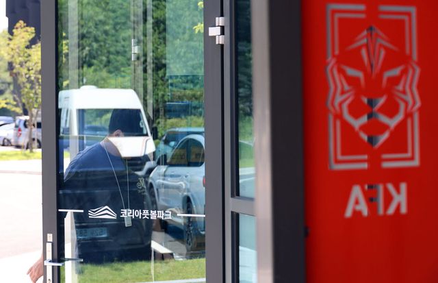 지난 6일 경찰의 압수수색이 진행된 충남 천안시 서북구 입장면 대한축구협회 사무실 안으로 협회 관계자가 출입하고 있다. 사진=연합뉴스