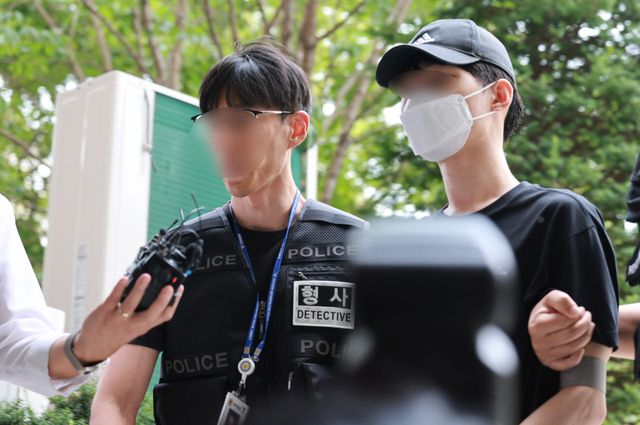 어머니를 살해한 10대 아들이 9일 오후 구속 전 피의자 심문(영장실질심사)을 받기 위해 인천지법으로 들어서고 있다.(사진=연합뉴스)