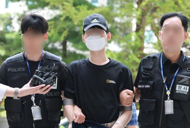 말다툼을 하다가 어머니를 살해한 10대 아들이 9일 오후 구속 전 피의자 심문(영장실질심사)을 받기 위해 인천지법으로 들어서고 있다. (사진=연합뉴스)