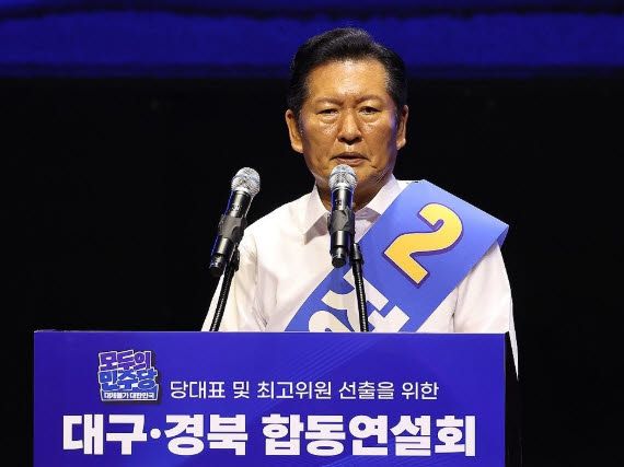 9일 오후 대구 인터불고 엑스코 호텔에서 열린 더불어민주당 당 대표 및 최고위원 선출을 위한 대구·경북 합동연설회에서 정청래 당 대표 후보가 연설하고 있다. (사진=연합뉴스)