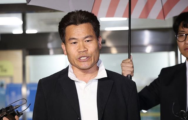이재명 대통령과 개혁신당 이준석 대표의 명예를 훼손한 혐의로 경찰 수사를 받아온 한국사 강사 출신 유튜버 전한길(본명 전유관)씨가 지난 4월 16일 구속 전 피의자 심문(영장실질심사) 기각 후 서울 영등포구 영등포경찰서를 나서며 취재진 질문에 답하고 있다. (사진=연합뉴스)