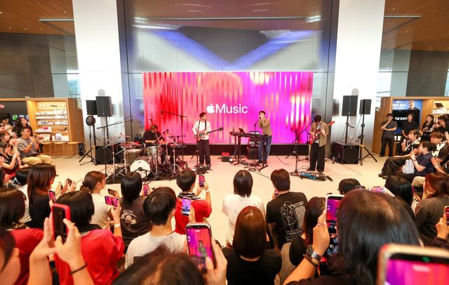 애플이 밴드 실리카겔과 지난 9일 애플 스토어 명동에서 개최한 'Today at Apple' 이벤트 모습. (사진=애플)