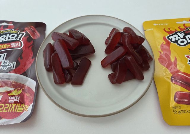 '짱매워요! 떡볶이맛 젤리'를 접시에 꺼낸 모습. 오리지널맛(왼쪽)은 짙은 적갈색, 착한맛은 상대적으로 연한 붉은빛을 띤다. (사진=한전진 기자)