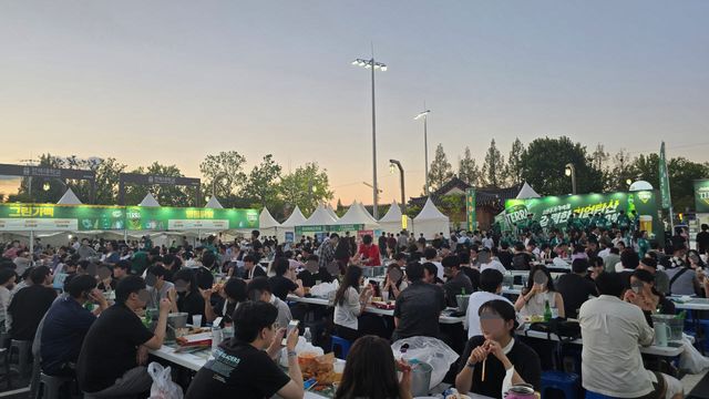 지난 7일 전주가맥축제에서 방문객들이 테라 맥주와 가맥 안주를 즐기고 있다. (사진=김지우 기자)