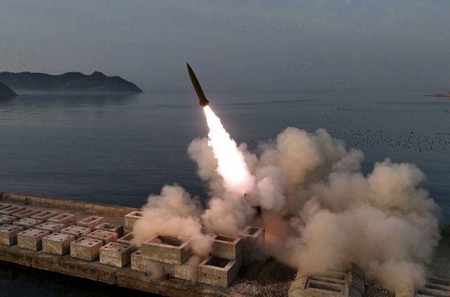 북한이 지난 4월 19일 발사한 개량형 지상대지상전술탄도미사일 발사 당시 모습이다. (사진=뉴스1)