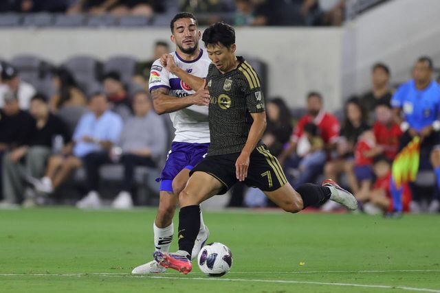 LAFC 손흥민이 상대 수비를 앞에 둔 채 슈팅을 시도하고 있다. 사진=AP PHOTO