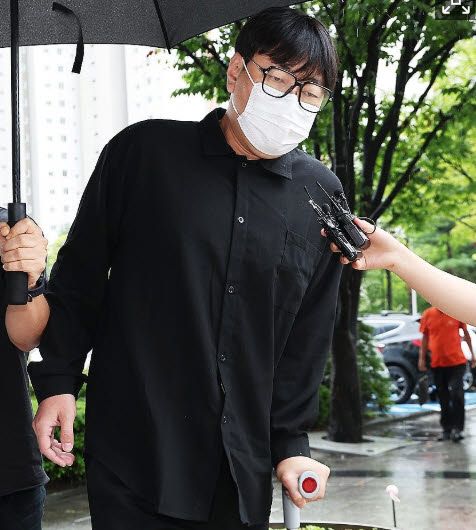 상습 도박 및 음주운전 혐의로 재판에 넘겨진 개그맨 이진호가 1일 경기도 여주시 수원지방법원 여주지원에서 열린 1심 선고공판에 출석하고 있다. (사진=연합뉴스)