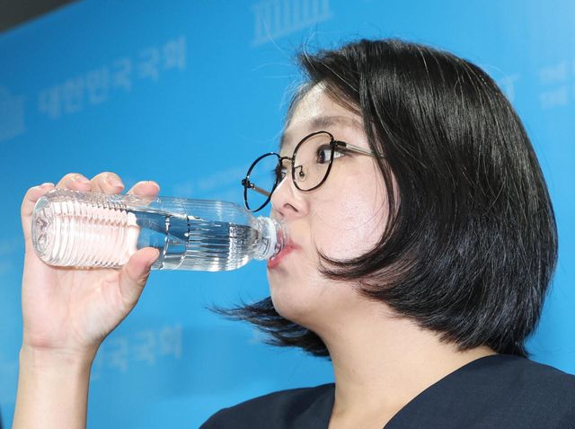 용혜인 성평등가족부 장관 후보자가 10일 서울 여의도 국회 소통관에서 기자회견을 하며 물을 마시고 있다.(사진=이데일리 노진환 기자)