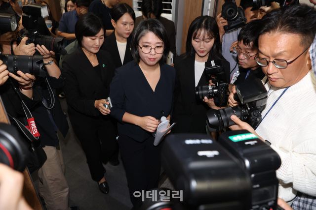 용혜인 성평등가족부 장관 후보자가 10일 서울 여의도 국회 소통관에서 기자회견을 마친 후 이동하고 있다.(사진=이데일리 노진환 기자)