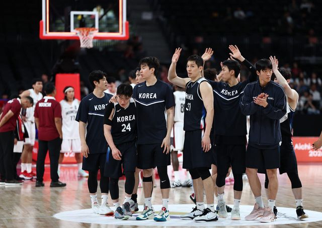 11일 일본 나고야 아이치 인터내셔널 아레나에서 열린 2026 아이치·나고야 아시안게임 남자 농구 예선 대한민국 대 인도네시아 경기. 승리한 대한민국 선수들이 서로 격려하고 있다. 사진=연합뉴스
