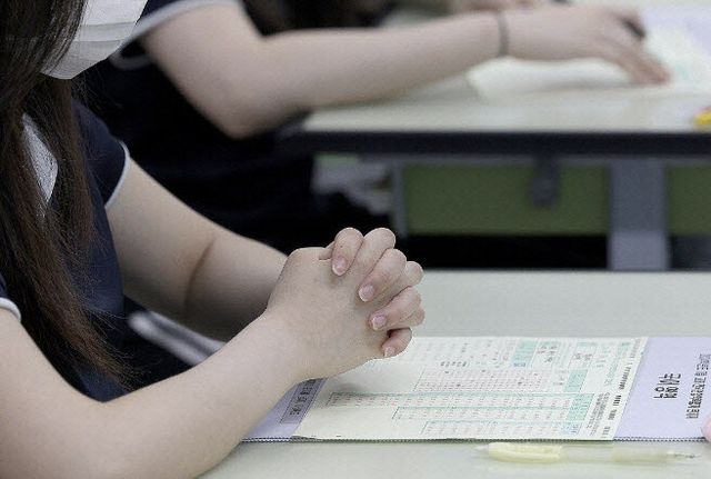 기사 내용과 관련 없는 사진 . 교실에서 수험생들이 시험 준비를 하고 있다. (사진=연합뉴스)