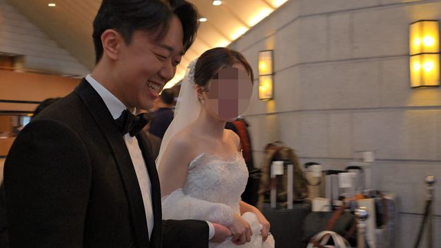 농심그룹 오너 3세 신상열 부사장이 13일 서울신라호텔 다이너스티홀서 예정된 결혼식을 위해 입장하고 있다. 오른쪽은 SK텔레콤 인공지능 전환(AX) 관련 부서에서 근무하는 회사원인 것으로 알려진 예비신부. (사진=김지우 기자)