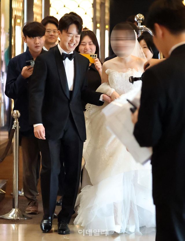 [이데일리 노진환 기자] 농심그룹 오너 3세 신상열 부사장이 13일 서울신라호텔 다이너스티홀서 예정된 결혼식을 위해 입장하고 있다. 오른쪽은 SK텔레콤 인공지능 전환(AX) 관련 부서에서 근무하는 회사원인 것으로 알려진 예비신부.