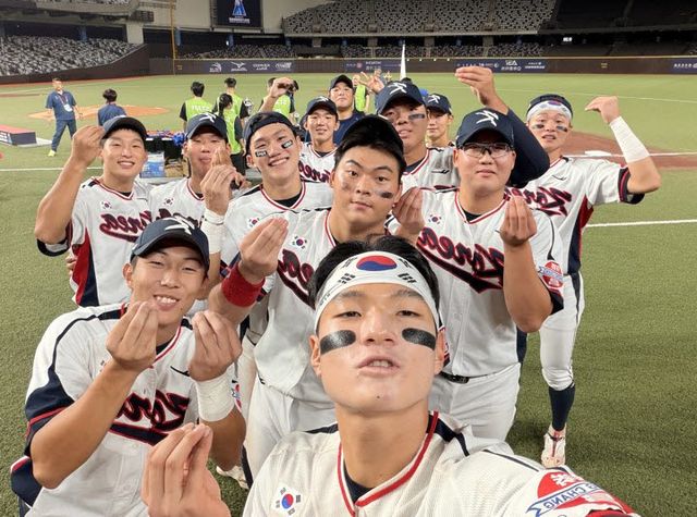 정윤진 감독이 이끄는 18세 이하(U-18) 야구 대표팀 선수들이 13일 대만 타이베이돔에서 열린 아시아청소년야구선수권대회 결승에서 일본을 2-0으로 꺾고 우승 뒤 기념사진을 찍고 있다. 사지=대한야구소프트볼협회 제공