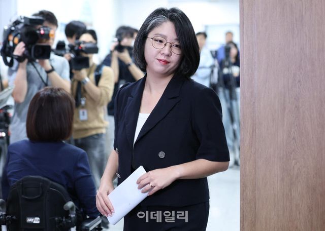 용혜인 성평등가족부 장관 후보자가 13일 서울 여의도 국회 소통관에서 사퇴 발표 기자회견을 위해 입장하고 있다.(사진=노진환 기자)