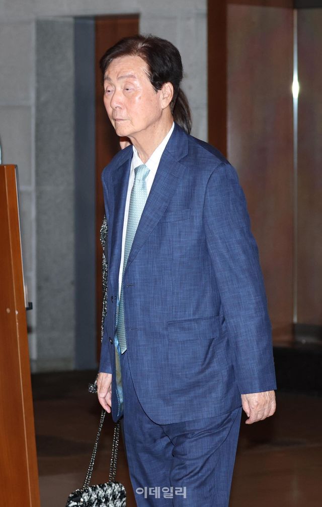 [이데일리 노진환 기자] 신준호 푸르밀 회장이 13일 서울신라호텔에서 열린 농심그룹 오너 3세 신상열 부사장의 결혼식에 참석하고 있다.