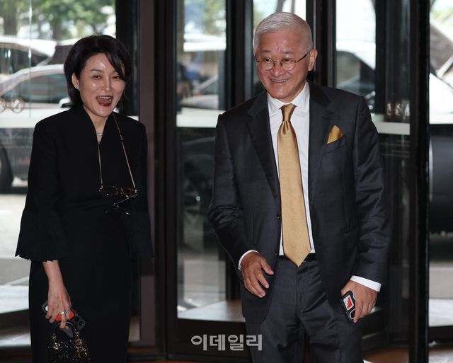 [이데일리 노진환 기자] 서경배 아모레퍼시픽그룹 회장과 부인 신윤경 씨가 13일 서울신라호텔에서 열린 농심그룹 오너 3세 신상열 부사장의 결혼식에 참석하고 있다.