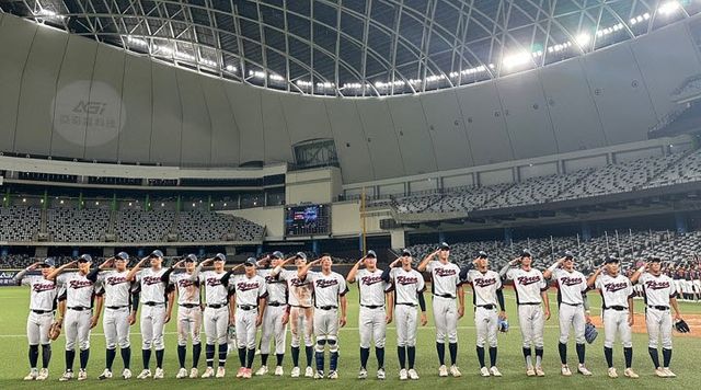 정윤진 감독이 이끄는 18세 이하(U-18) 야구 대표팀 선수들이 13일 대만 타이베이돔에서 열린 아시아청소년야구선수권대회 결승에서 일본을 2-0으로 꺾고 우승 뒤 관중석을 향해 인사하고 있다. 사진=대한야구소프트볼협회 제공