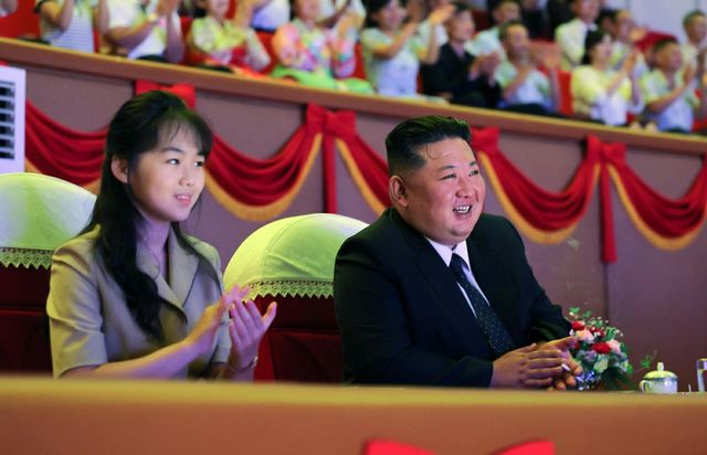 북한 노동당 기관지 노동신문은 지난달 17일 김정은 북한 국무위원장이 광복 81주년을 기념해 열린 국립교예단 종합교예공연을 관람했다고 보도했다. 사진은 공연을 관람하고 있는 김 총비서와 딸 김주애의 모습. (사진=뉴스1)