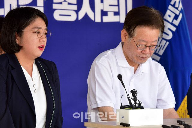 2023년 9월 11일 당시 단식 12일차에 접어든 이재명 더불어민주당 대표가 서울 여의도 국회 본관 앞 천막농성장에서 용혜인 기본소득당 대표와 만나고 있다 (사진=이데일리DB)