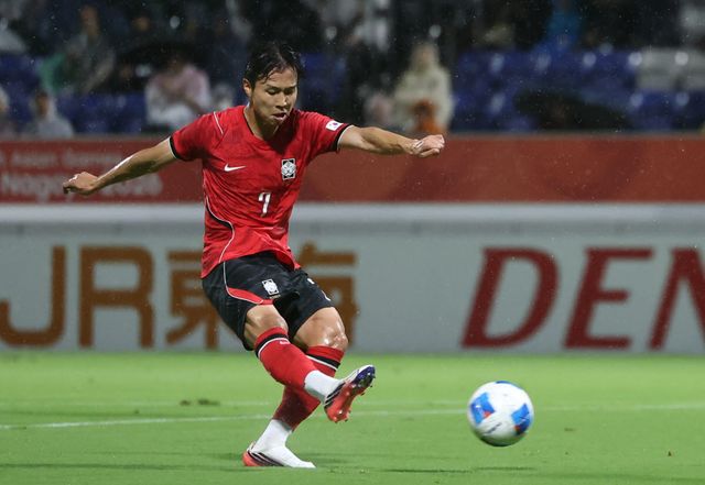 15일 일본 나고야 미즈호 공원 럭비경기장에서 열린 2026 아이치·나고야 아시안게임 남자 축구 D조 1차전 대한민국 대 카타르의 경기. 한국 엄지성이 추가골을 넣고 있다. 사진=연합뉴스