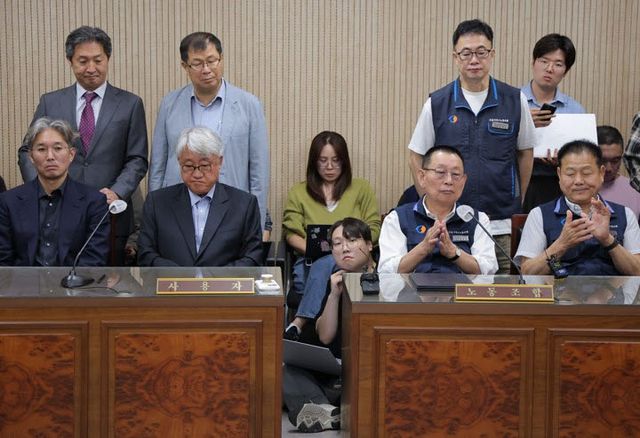 16일 서울 영등포구 서울지방노동위원회에서 열린 버스노조의 노동 쟁의 관련 분쟁에 대한 조정 회의에서 박점곤 서울시버스노조 위원장이 조정안에 서명한 뒤 박수를 치고 있다.(사진=연합뉴스)