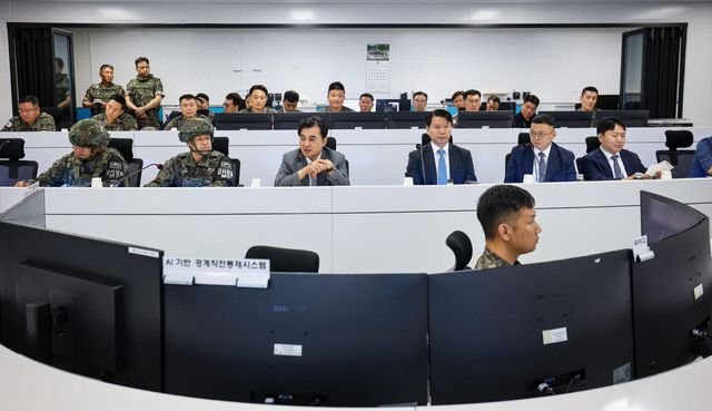 지난 달 13일 안규백 국방부 장관이 육군 5사단 AI 경계작전센터를 방문해 AI 기반 경계작전체계 시범사업의 추진경과와 성과를 보고 받고 발전 방안을 논의하고 있다. (사진=국방부)