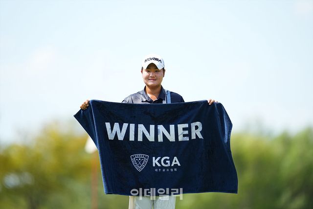 [이데일리 골프IN(검단)=조원범 기자]18일 인천시 검단구에 위치한 드림파크CC(파71.7,046yds)에서'제7회 드림파크배 아마추어골프선수권대회'최종라운드가 열린 가운데 국가대표 유민혁이 우승 세레모니를 하고 있다.