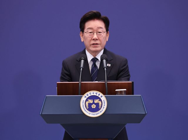 이재명 대통령이 지난 18일 청와대 영빈관에서 열린 기자회견에서 취재진 질문에 답하고 있다. (사진=연합뉴스)