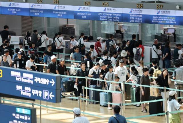 인천국제공항에서 최근 승객이 맡긴 위탁 수하물이 탑재되지 않는 사례가 속출하고 있다. 사진은 승객들로 북적이는 인천공항 모습.(사진=연합뉴스.)