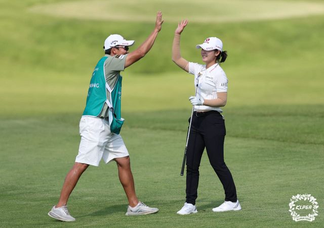 18일 경기 안산시 더헤븐 골프리조트에서 열린 KLPGA 투어 하나금융그룹 챔피언십에서 공동 선두로 나선 황유민(오른쪽)이 버디에 성공한 뒤 캐디와 하이파이브하고 있다. (사진=KLPGA)