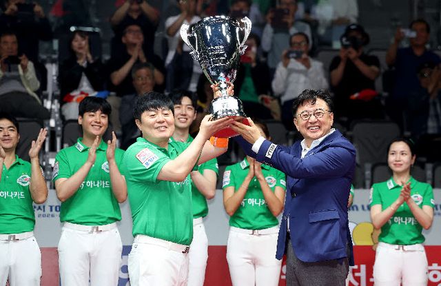 프로당구 PBA 팀리그 하나카드의 '캡틴' 김병호가 우승 트로피를 들어올리고 있다. 사진=PBA