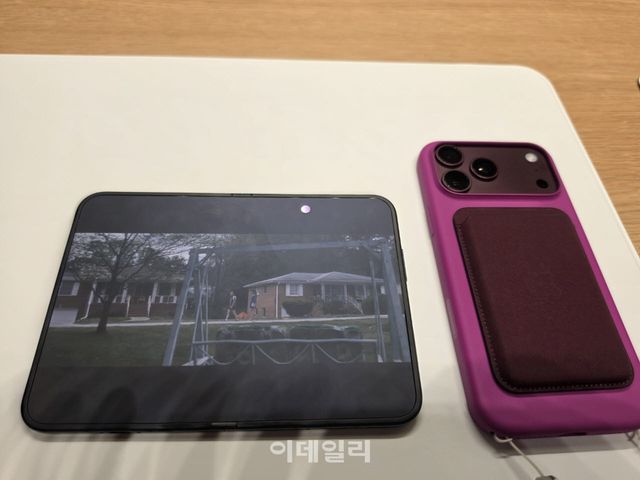 아이폰 듀오(좌측)를 펼쳤을 때와 아이폰 18 프로 크기 비교(사진=윤정훈 기자)