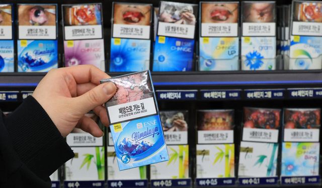 서울 한 편의점에서 점원이 진열된 담배를 들어 보이고 있다. (사진=연합뉴스).