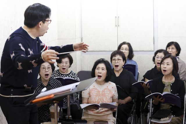 20일 서울 관악구 한 연습실에서 브라비시모콰이어 합창단이 연습에 임하고 있다. (사진=이영훈 기자)