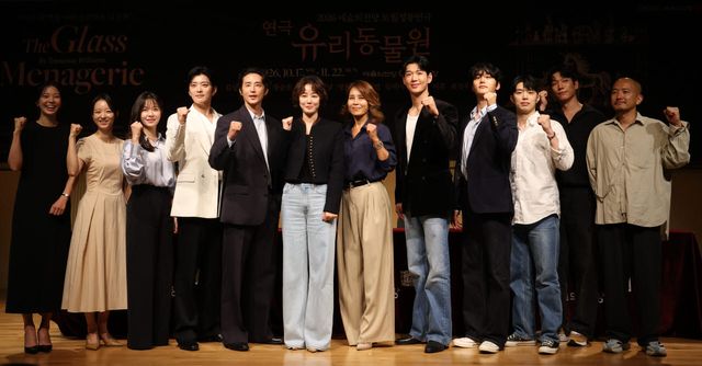배우 임세미(왼쪽부터), 정새별, 정운선, 장승조, 권율, 김성령, 최정원, 문유강, 최정우, 배훈, 김경남, 신유청 연출이 8일 서울 서초구 예술의전당에서 열린 연극 '유리동물원' 기자간담회에서 포즈를 취하고 있다. (사진=연합뉴스)