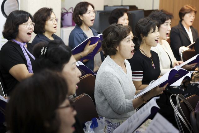 11일 서울 관악구 한 연습실에서 브라비시모콰이어 합창단이 연습에 임하고 있다. (사진=이영훈 기자)