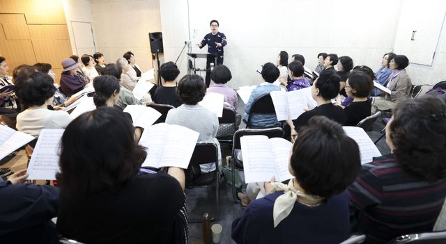 20일 서울 관악구 한 연습실에서 브라비시모콰이어 합창단이 연습에 임하고 있다. (사진=이영훈 기자)