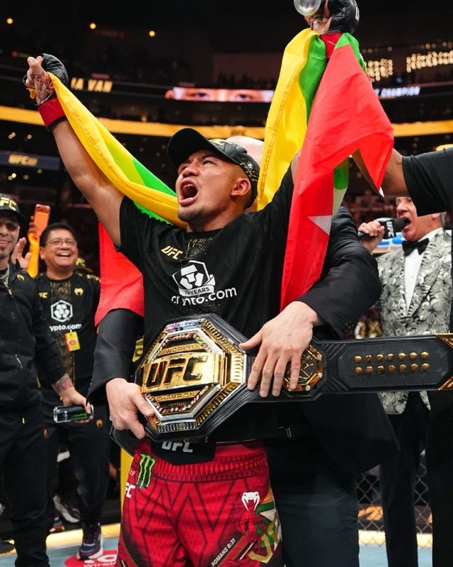 UFC 플라이급 챔피언 조슈아 반(사진)이 도전자 알레샨드리 판토자를 꺾은 뒤 챔피언벨트를 차고 기뻐하고 있다. 사진=UFC