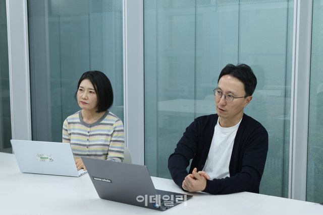 네이버 교육 특화 검색 개편을 주도한 김효(오른쪽) 네이버 교육 리더과 양미승 교육검색 리더가 경기 성남시 네이버 1784 사옥에서 인터뷰를 진행하고 있다.(사진=네이버)