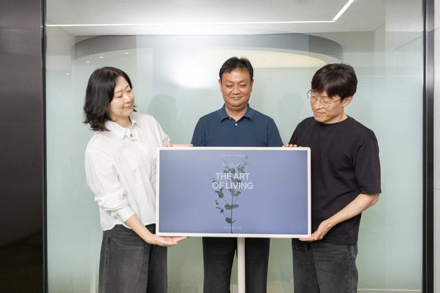 LG전자 스탠바이미2 맥스 개발자인 박지원 LG전자 MS디자인연구소 책임연구원, 김승범 LG전자 디스플레이사업부 책임연구원, 한재영 LG전자 디스플레이사업부 책임연구원(사진 왼쪽부터)이 이데일리와의 인터뷰에서 스탠바이미2 맥스를 소개하고 있다. (사진=LG전자)