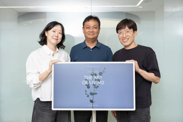 LG전자 스탠바이미2 맥스 개발자인 박지원 LG전자 MS디자인연구소 책임연구원, 김승범 LG전자 디스플레이사업부 책임연구원, 한재영 LG전자 디스플레이사업부 책임연구원(사진 왼쪽부터)이 이데일리와의 인터뷰에서 스탠바이미2 맥스를 소개하고 있다. (사진=LG전자)