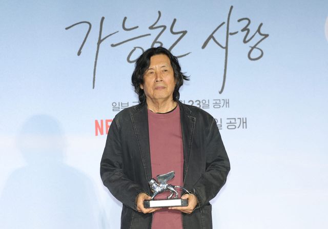 이창동 감독이 21일 서울 용산구 CGV용산아이파크몰에서 열린 넷플릭스 영화 ‘가능한 사랑’ 기자간담회에 참석해 포즈를 취하고 있다.(사진=뉴스1)