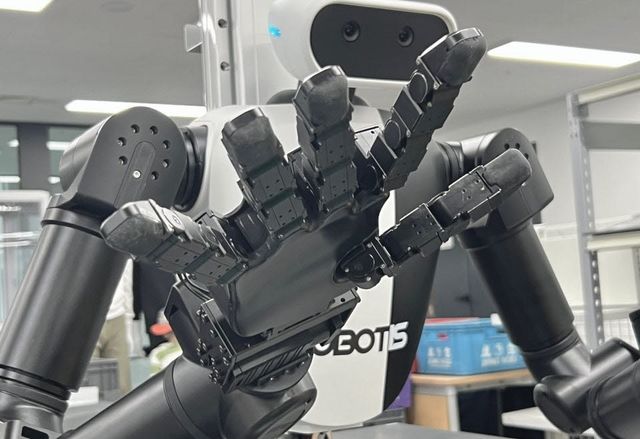 로보티즈 휴머노이드 ‘AI 워커’와 로봇 손 ‘HX5-D20’ (사진=신영빈 기자)