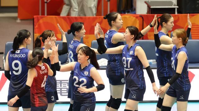 21일 일본 아이치현 파크 아레나 고마키에서 열린 2026 아이치·나고야 아시안게임 여자 배구 한국과 일본의 준결승전에서 0-3으로 패배한 한국 선수들이 아쉬워하고 있다. 사진=연합뉴스