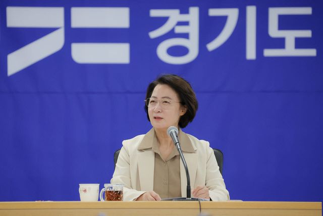 22일 오전 경기도 율곡홀에서 열린 도지사 주재 월간회의에서 추미애 경기도지사가 회의를 주재하고 있다.(사진=경기도)