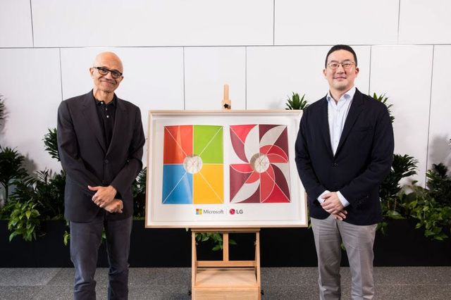 구광모 ㈜LG 대표(오른쪽)와 사티아 나델라 마이크로소프트 회장 겸 최고경영자(CEO)가 21일(현지시간) 미국 워싱턴주 레드먼드 마이크로소프트 본사에서 만나 기념 촬영을 하고 있다. (사진=LG)