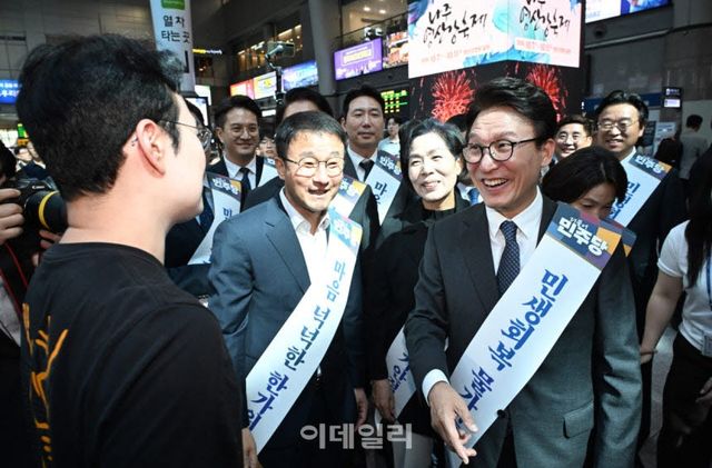 김민석 더불어민주당 대표와 한병도 원내대표가 23일 용산역 대합실에서 추석을 앞두고 명절인사를 하고 있다. (사진=노진환 기자)